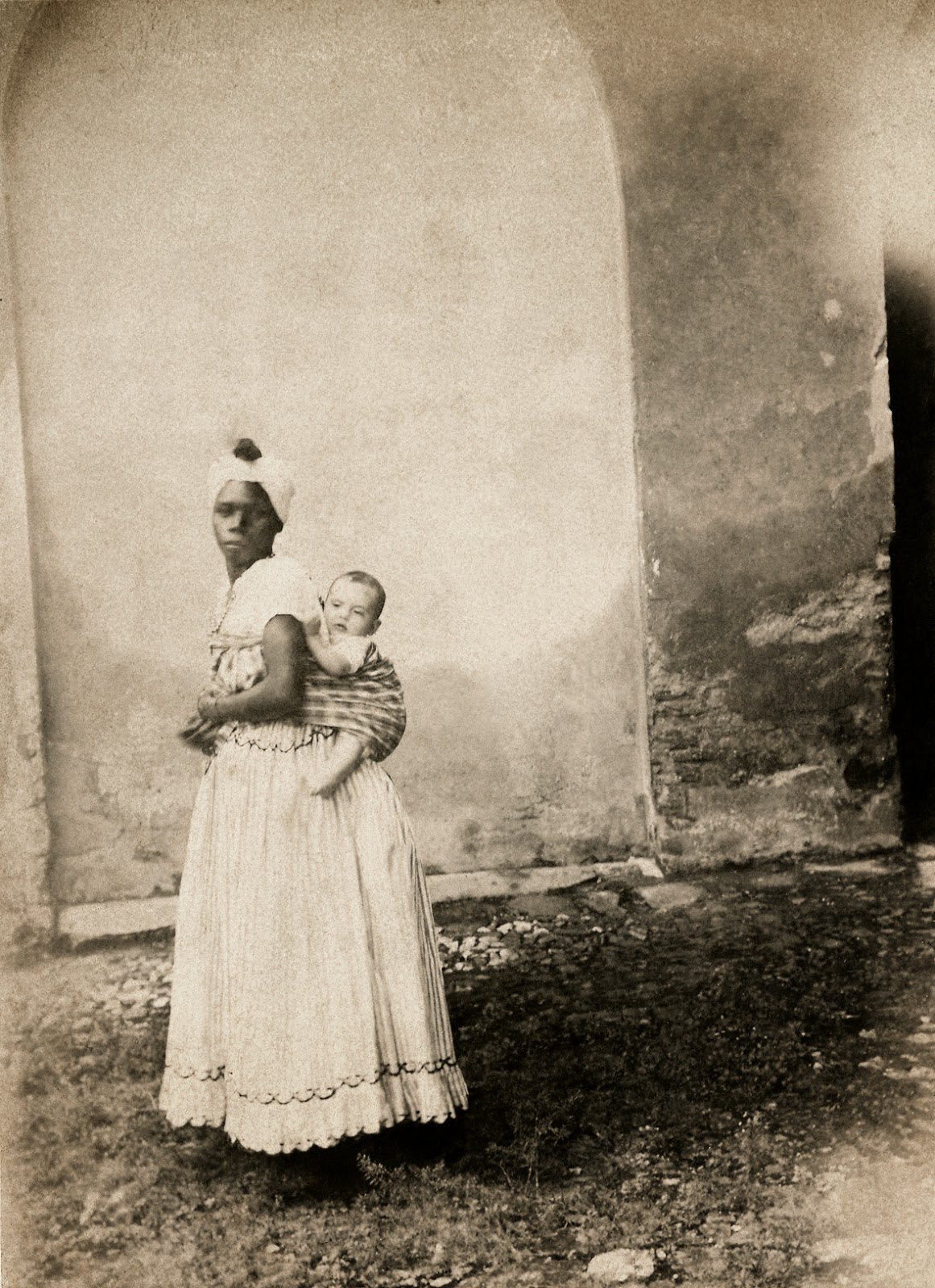 Negra com uma criança branca nas costas, Bahia, 1870. (Acervo Instituto Moreira Salles).