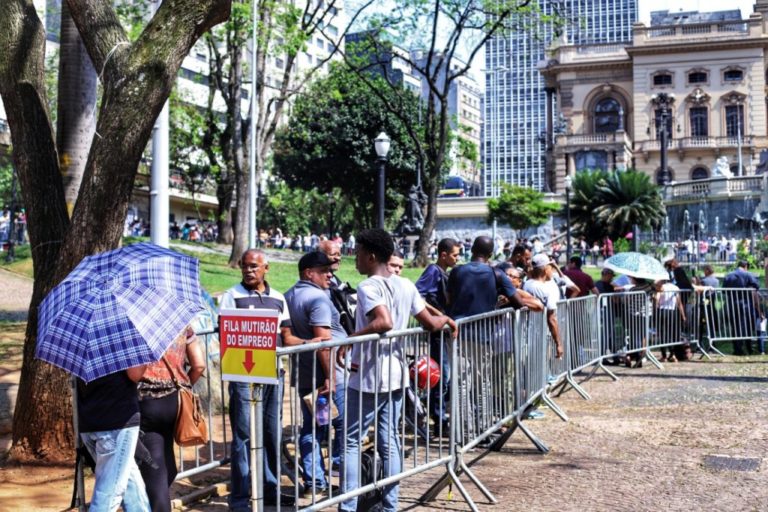 fila emprego 1024x682