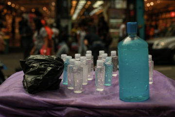 ambulante vende alcool gel na rua 25 de marco zona central de sao paulo julia dolce