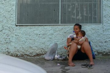 Fotos públicas Araujo mulher com crianca mae e filho pobreza desemprego