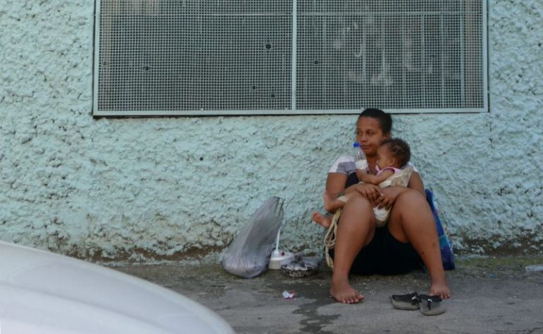 Fotos públicas Araujo mulher com crianca mae e filho pobreza desemprego