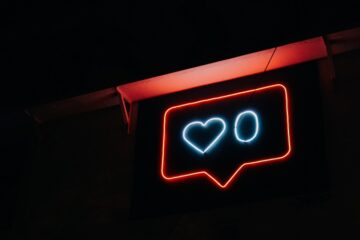 Unsplash Katyal letreiro luminoso botao curtir