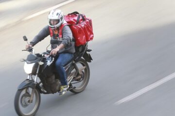Abr Casal Jr. entregador por aplicativo uberizacao