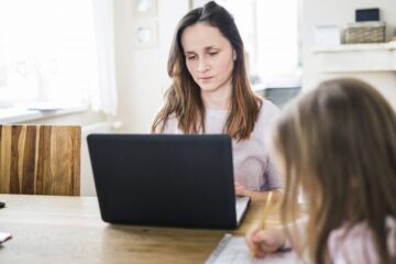 Freepik Home office teletrabalho mulher crianca