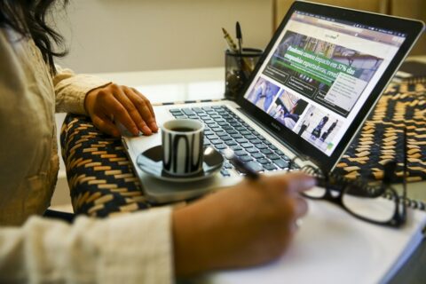 Abr Camargo home office teletrabalho notebook mulher
