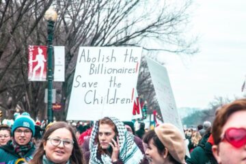 Unsplash Oswalt protesto bilionarios riqueza