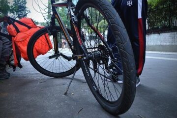 Reporter Brasil Diaz entregadores plataformas digitais bicicleta