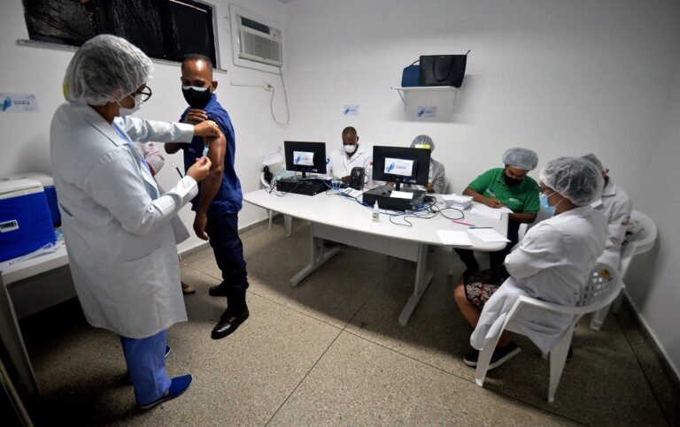 Secom Peixoto profissionais de saude vacinacao e1622818413738