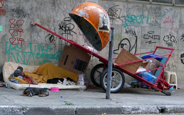 Fotos Publicas Araujo morador de rua pobreza e1627522554877