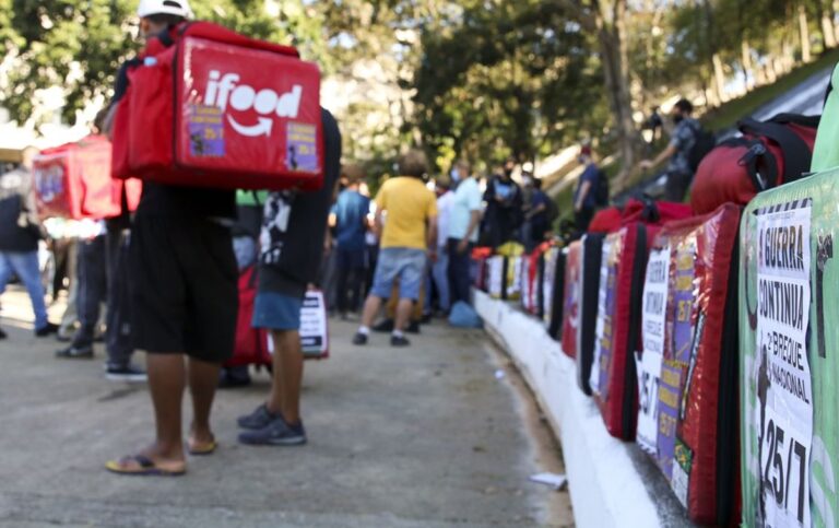 ag brasil rosa ifood entregados de aplicativos uberizacao precarizacao e1642781489684