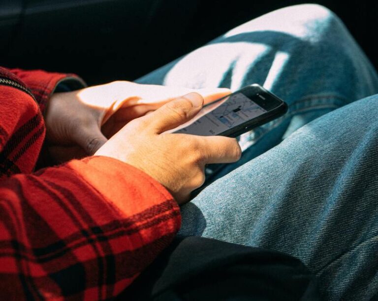 unsplash charlesdeluvio uber aplicativo precarizacao