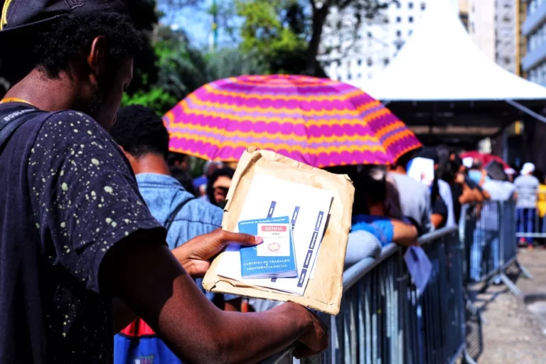 parizotti fotos publicas desemprego carteira de trabalho fila e1670856169454