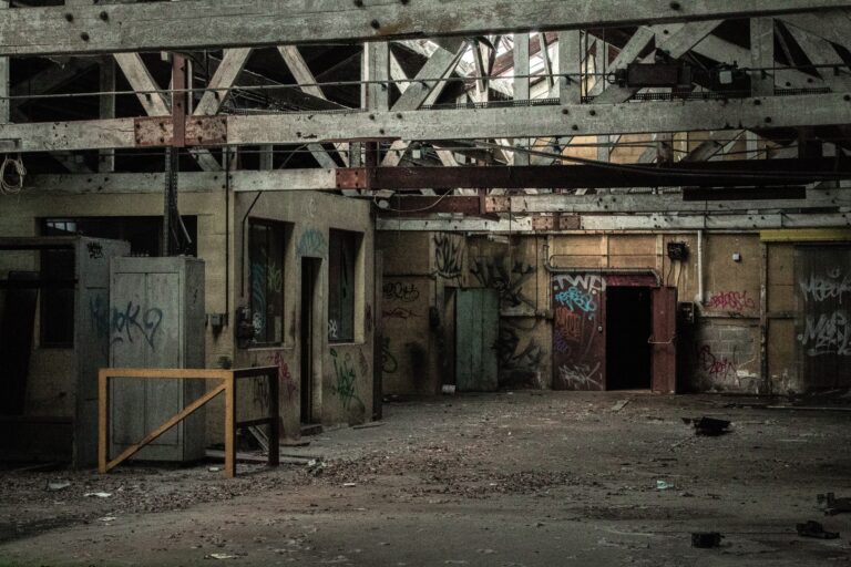 unsplash fabrica abandonada desindustrializacao scaled e1672689260349