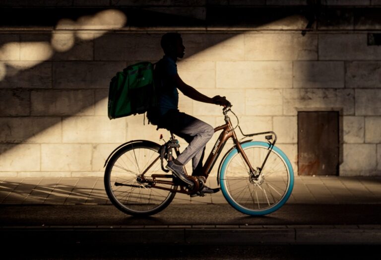 unsplash ott entregador bicicleta scaled e1676395114868