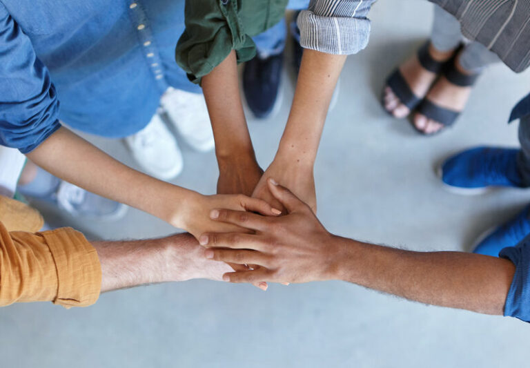 jovens colegas trabalhando junto