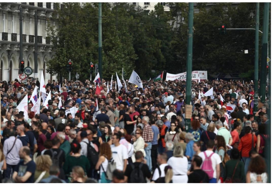 Parlamento da Grécia aprova jornada de trabalho de 13 horas