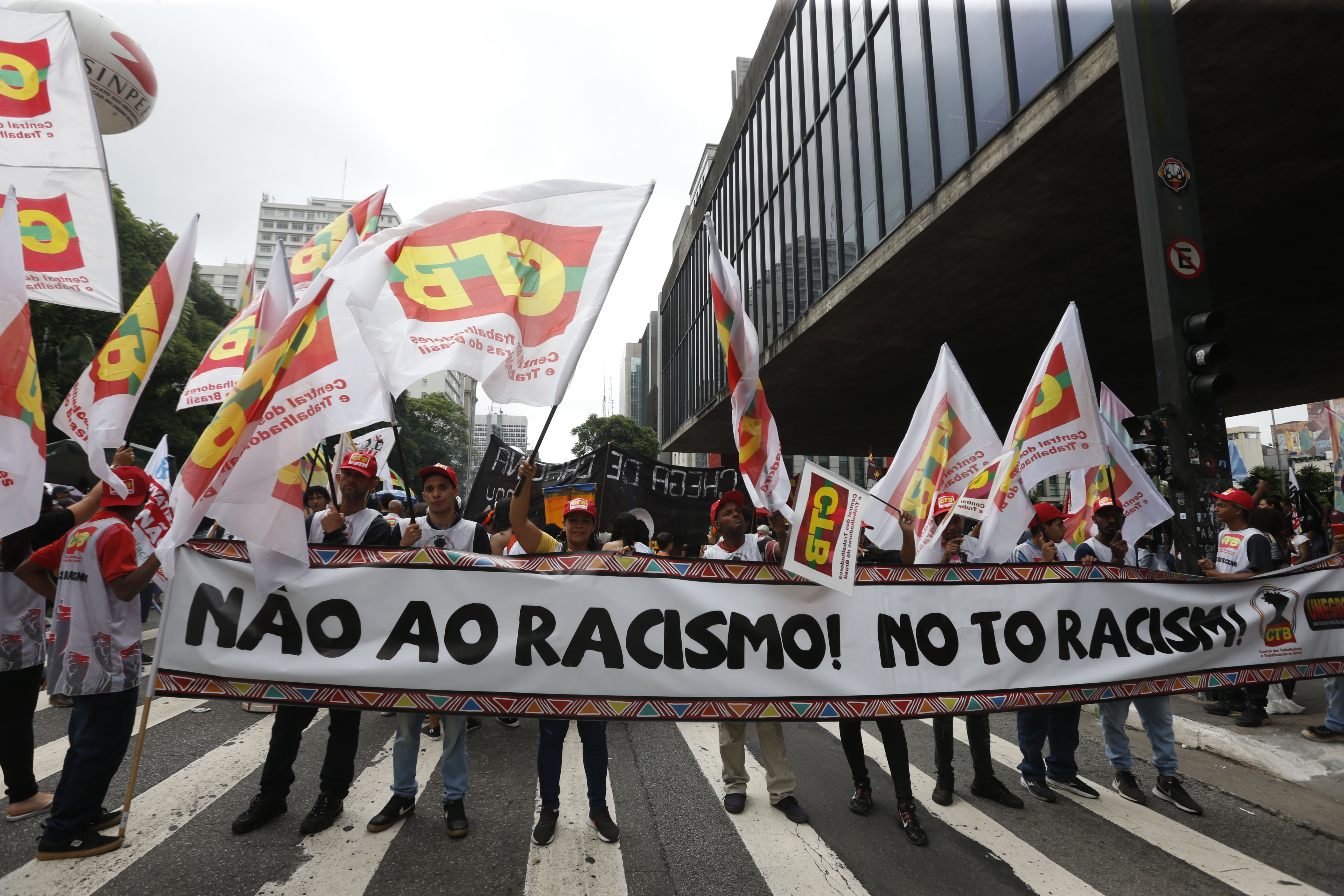 São Paulo (SP) 20/11//2023 - Marcha da Consciência Negra na avenida Paulista defendem projetos de vida para população negra no Brasil. Foto: Paulo Pinto/Agência Brasil
