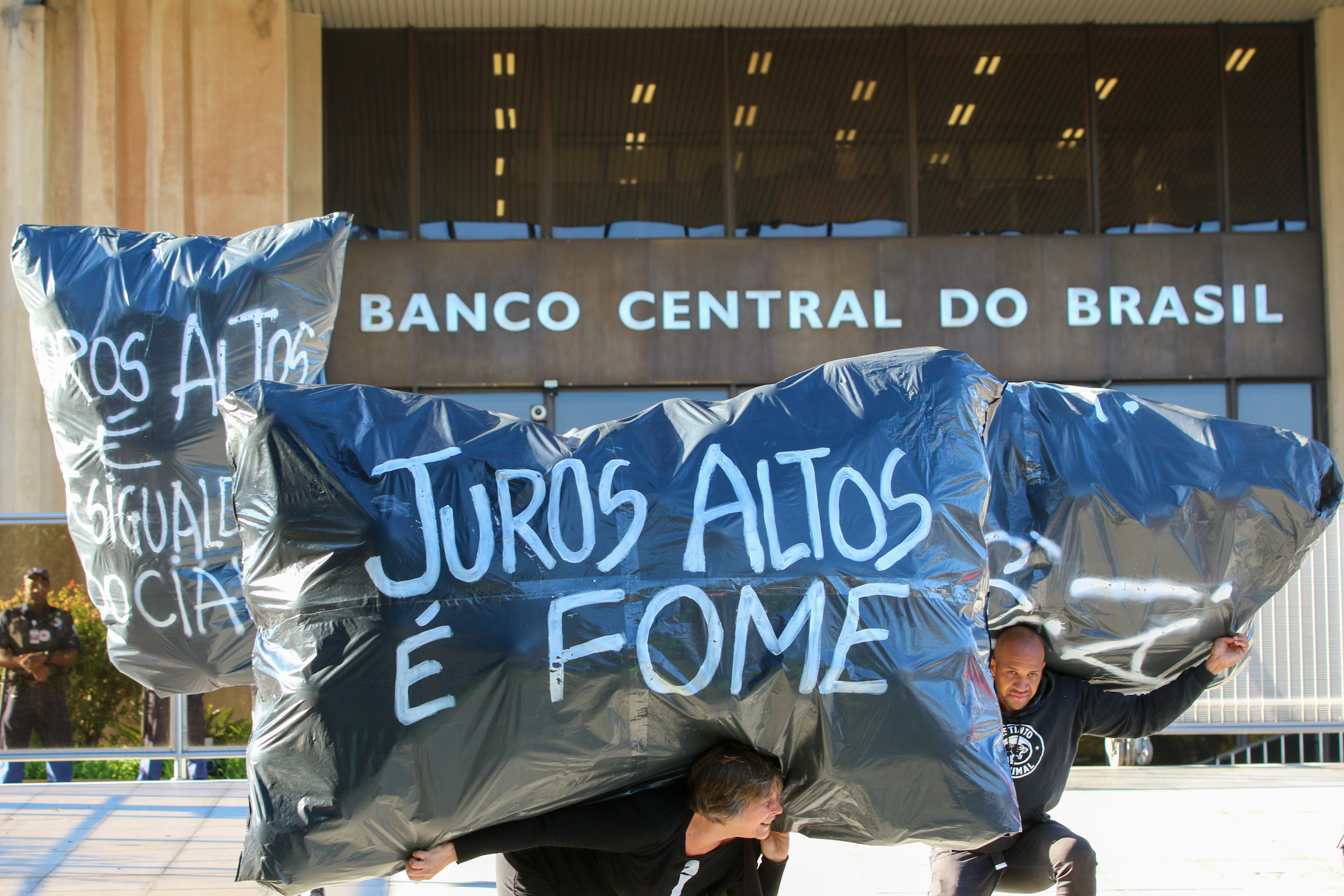 Integrantes de centrais sincicais fazem protesto contra os juros altos em frente à sede do Banco Central.