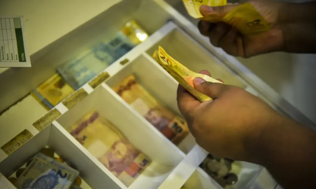 Salário mínimo completa 90 anos, mas segue insuficiente para viver