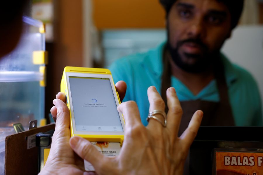 Redução da jornada de trabalho teria custo similar ao de reajustes históricos do salário mínimo, aponta Ipea