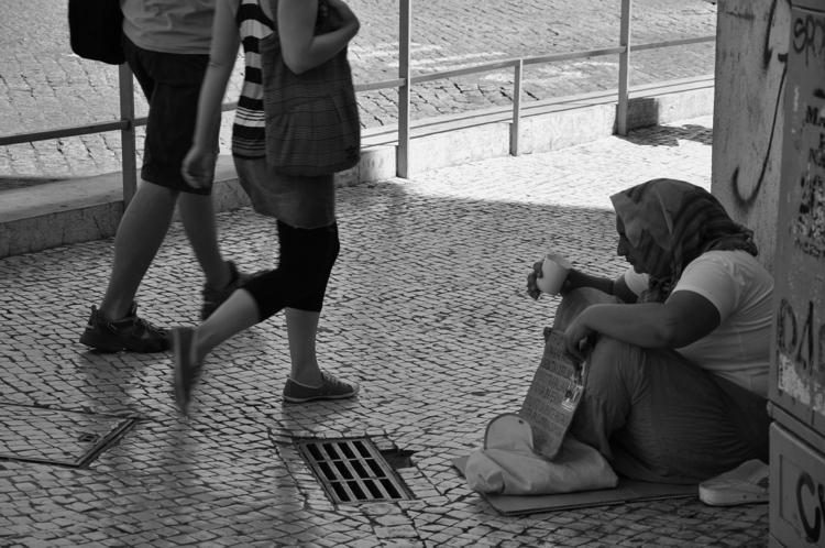 Entre sombras e permanências: quando a pobreza cai, mas permanece