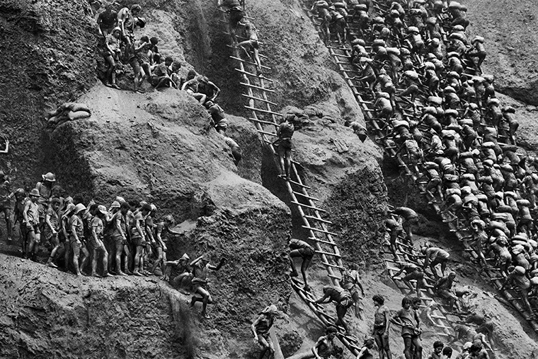 8 de fevereiro de 1944: nasce Sebastião Salgado, que eternizou “Trabalhadores”