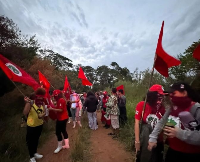 Mulheres do MST ocupam área da Fepagro no RS